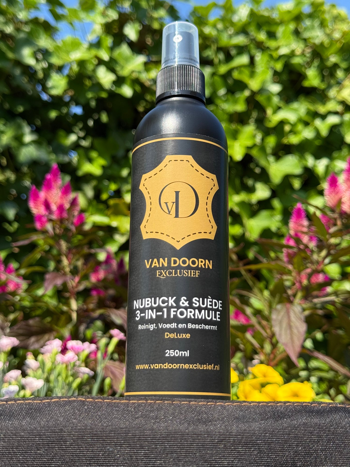 Suède/Nubuck 3in1 Formule. Reinigt,Voedt en Beschermt